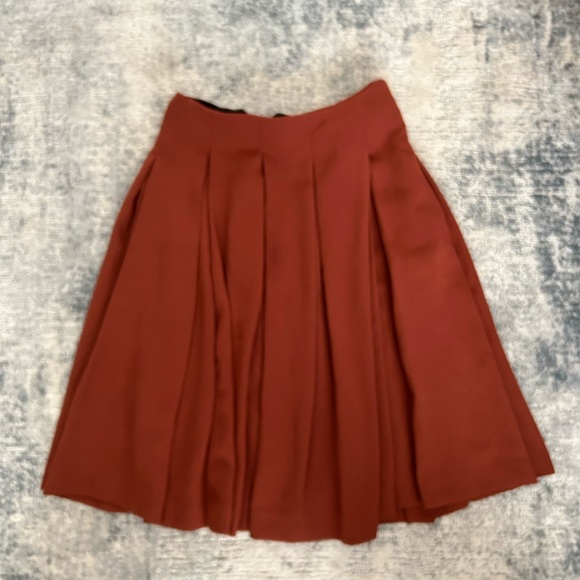 Uniqlo midi pleated skirt - Picture 2 of 3